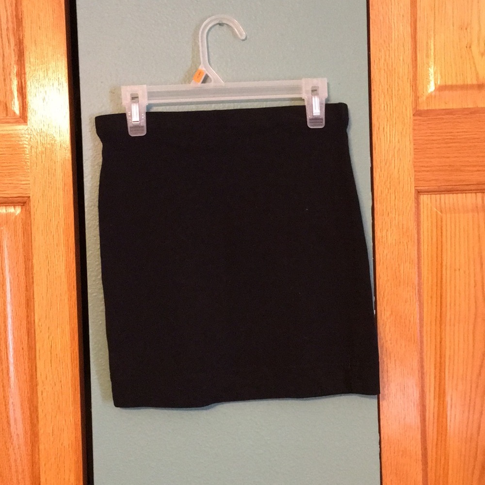 Basic black stretchy mini skirt from H&M